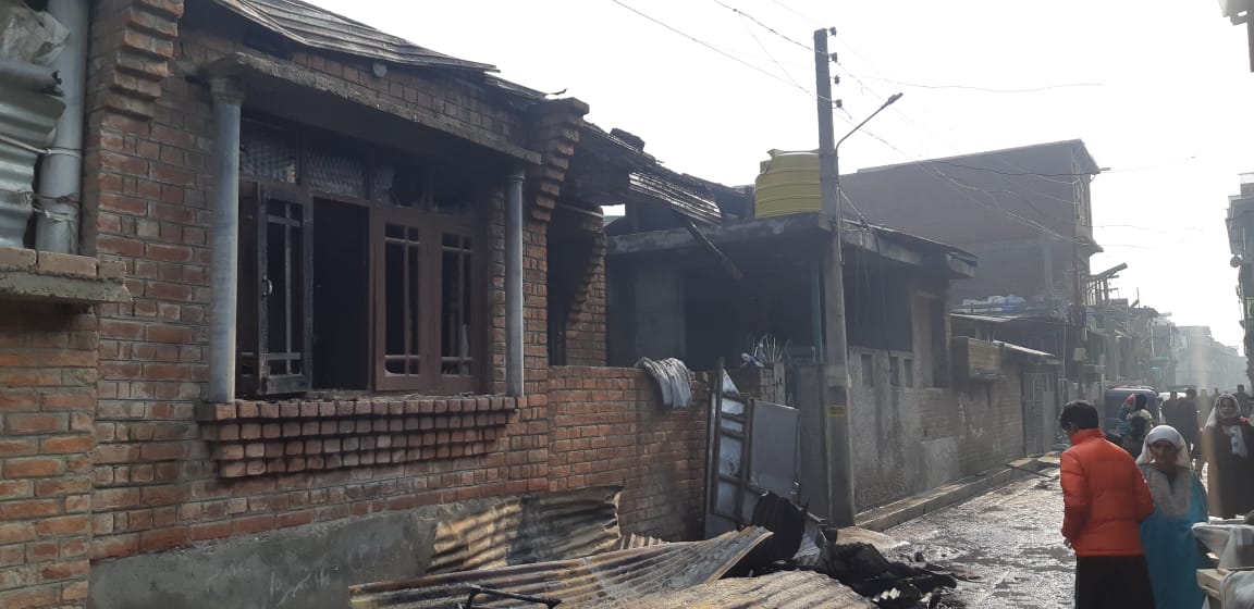 3 houses gutted in Srinagar fire incident, 11-year old boy suffers burn ...